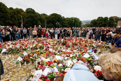 Un océano de flores para despedir a Harald V en una procesión espontánea que no cesa