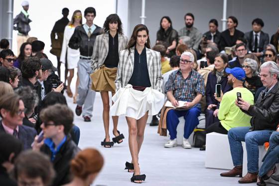 Loewe lleva la esencia española a la pasarela parisina