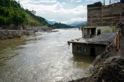 El pueblo de Nepal enterrado hasta los tejados y con sus muertos aún dentro