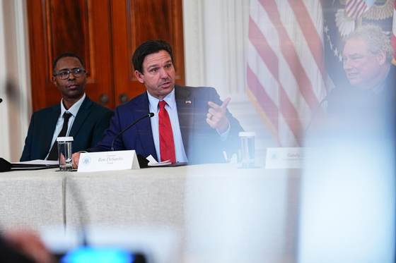 DeSantis firma una ley para limitar influencia de Cuba y otros países en Florida