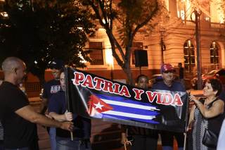 Un grupo de cubanos residentes en Paraguay reclama "libertad" y "democracia" para la isla