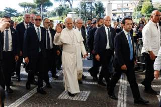 El papa entró andando al hospital acompañado de sus secretarios y médico personal
