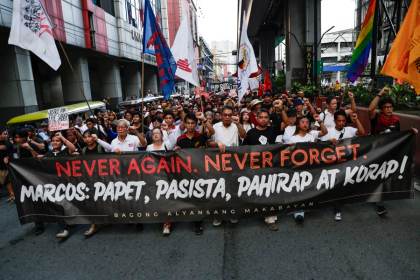 Miles de filipinos se manifiestan contra la dictadura de los Marcos bajo lema "nunca más"