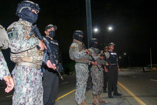Calles desiertas y pocas detenciones: así se vive una noche de toque de queda en Ecuador