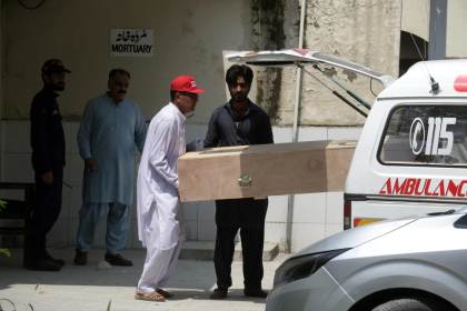Padres denuncian puertas cerradas y sin personal en incendio que mató 14 bebés en Pakistán