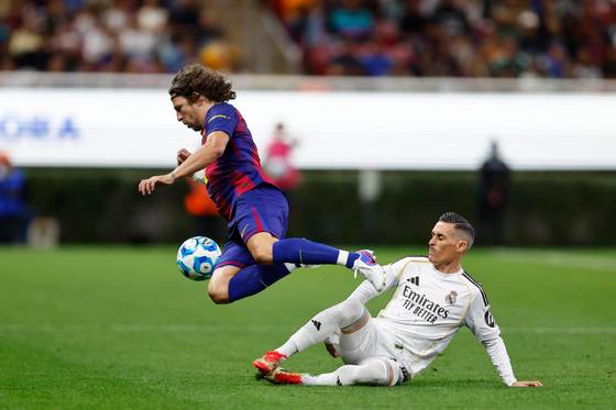 Barcelona vence al Real Madrid con doblete de Saviola en juego de leyendas en Guadalajara