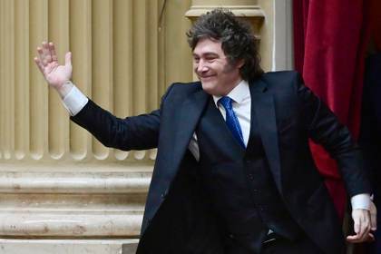 Milei llama "corruptos" a periodistas que lo abordan por escándalos de su jefe de Gabinete