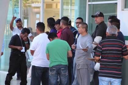 Cervecera lanza plan para contratar a mexicanos repatriados de EEUU y abrir nuevas tiendas