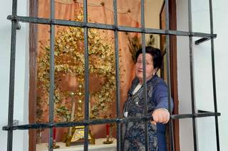 Cruces en las ventanas, memoria en las manos: la primavera de Feria (Badajoz)