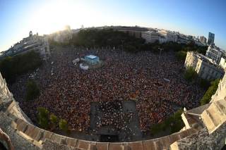 Miles de personas se manifiestan en España para mostrar su apoyo a los habitante de Ceuta