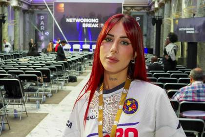 La IA "puede ayudar", pero también "quitar el alma", afirma la cantante española Vicco
