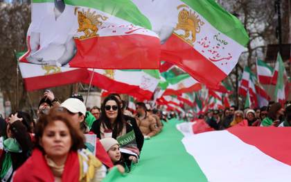 Iraníes pro Sha celebran en Londres los ataques y los llaman "intervención humanitaria"