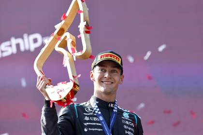 Russell no se rinde y gana en el cuartel general de Verstappen