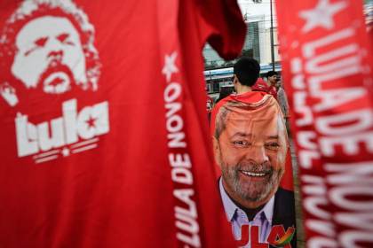 Lula pide a sus seguidores en una región clave que lleven a votar a los indecisos