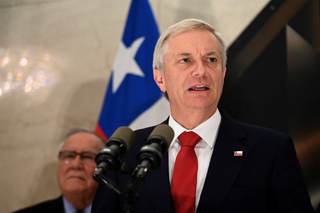 Kast cierra en Uruguay su gira regional ofreciendo a Chile como un puente a Asia