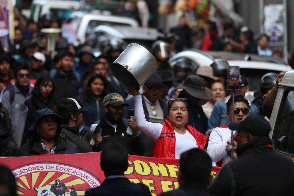 Maestros bolivianos marchan contra ampliación de estado de excepción y ajustes económicos