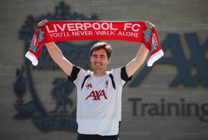 Iraola espera fichajes para hacer un Liverpool "vertical, intenso y agresivo"