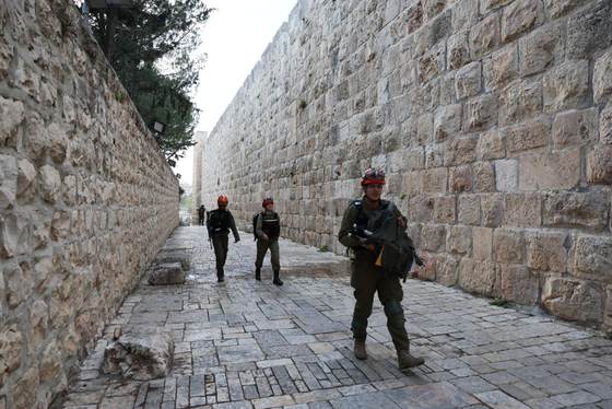 Fragmentos de un misil iraní impactan en la Ciudad Vieja de Jerusalén y causan un herido