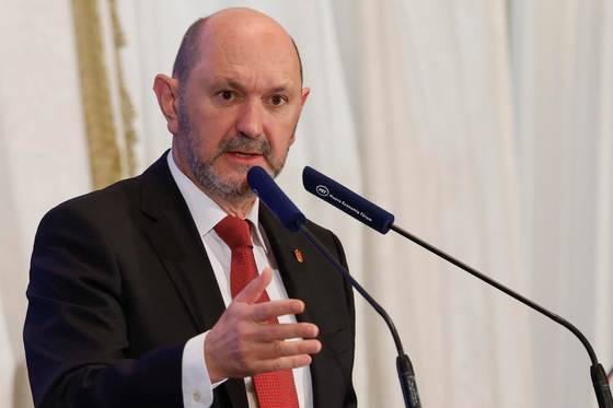 Louzán: "No sería entendible que España no fuese la sede de la final"