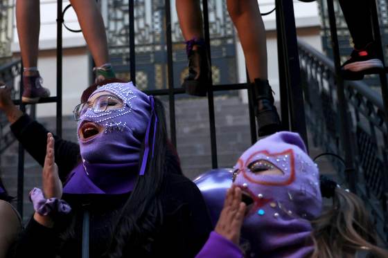 Bolivianas se movilizan en las calles contra la impunidad en casos de violencia de género