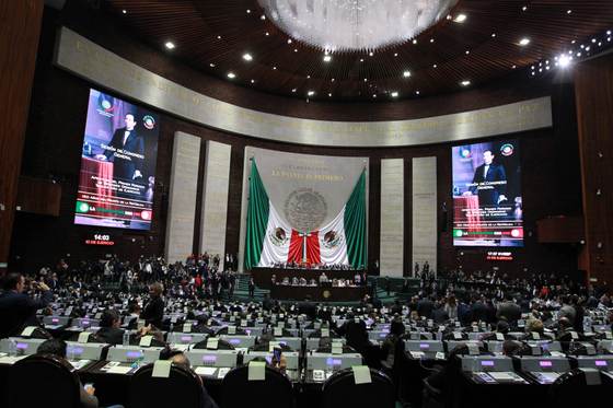 Diputados avalan tope a pensiones públicas en México entre protestas por retroactividad