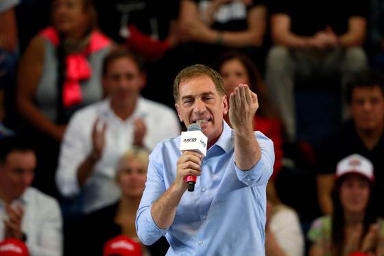 Santilli asume como nuevo jefe de Gabinete de Argentina, tras la salida de Adorni