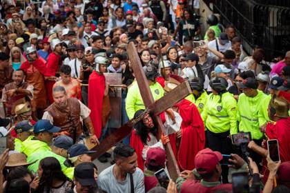 Caraqueños celebran 40 años de tradición del viacrucis en favela más grande de Venezuela