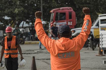 Rescatistas intentan salvar a niño de nueve años tras ocho días de los sismos en Venezuela