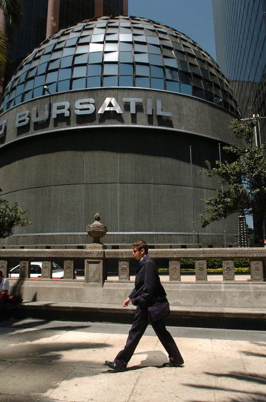 Bolsa mexicana cae 1,1 % en abril, liga dos meses a la baja y llega a 67.858,09 unidades