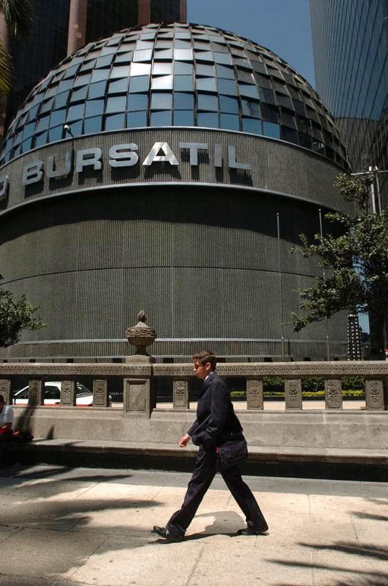 Bolsa mexicana cae 1,1 % en abril, liga dos meses a la baja y llega a 67.858,09 unidades