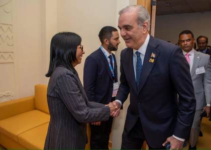 Abinader y Delcy Rodríguez abordan cooperación energética y consular en reunión en Roma