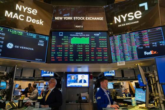 Wall Street cierra en rojo tras una semana volátil centrada en el petróleo y la IA