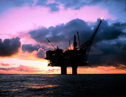 El brent retrocede a los 100 dólares ante una posible desescalada en la guerra de Irán