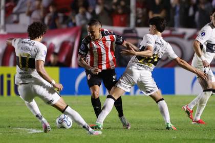 1-2. Barracas se diluye, Olimpia gana sobre la hora y alcanza a Vasco en el frente