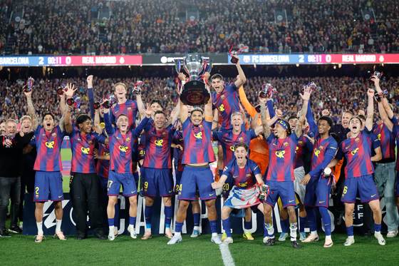 El uruguayo Ronald Araujo levanta el título de Liga ante el júbilo del barcelonismo