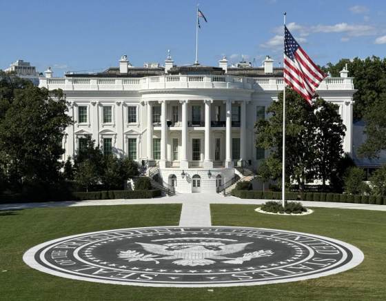 Trump construye un helipuerto de granito en el jardín de la Casa Blanca