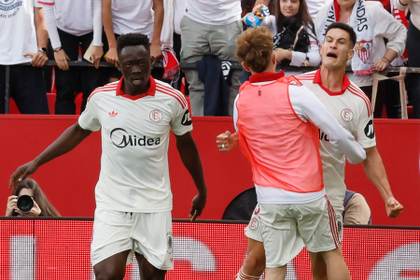 2-1. El Sevilla remonta, ve la luz y enreda al Espanyol