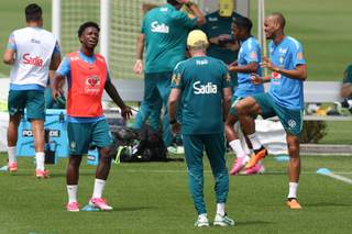 Brasil se ejercita entre bromas y juegos; Neymar continúa en el gimnasio