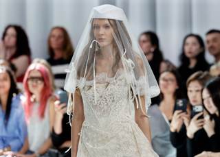 Yolancris e Isabel Sanchís reivindican el vestido de novia artesano en Bridal Barcelona