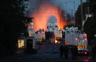 La policía de Irlanda del Norte aumenta el despliegue de agentes por la violencia