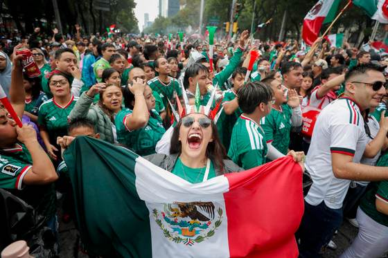 Ni la lluvia interrumpe los festejos en México tras triunfo en primer partido del Mundial