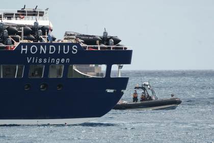 El crucero MV Hondius atraca en el puerto de Granadilla (Tenerife) por el mal tiempo