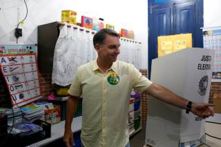 "Brasil necesita cambio", dice Flávio Bolsonaro al votar en las presidenciales de Brasil