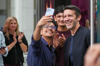 Ternus inaugura la venta del iPhone 18 Pro ante una multitud en Nueva York