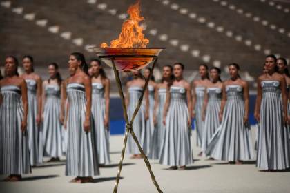 Atenas vuelve a encender la llama olímpica por los Juegos de la Juventud de Dakar