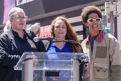 Artista cubana da un micrófono a Nueva York y alerta de "libertad de expresión en peligro"