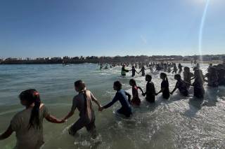 Cursos de natación en Gaza: 1.500 niños se lanzan al mar junto a tiendas de desplazados