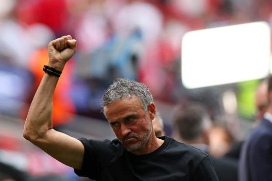 Luis Enrique, con Fabián; Arteta, con Mosquera en el lateral y Havertz en punta