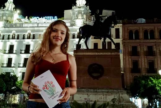 Julia Kluemper, la poeta que recita en TikTok para incentivar a la juventud a leer