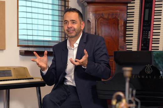 Jorge Mejía, ejecutivo musical de reguetoneros, lanza "álbum inmersivo" de música clásica